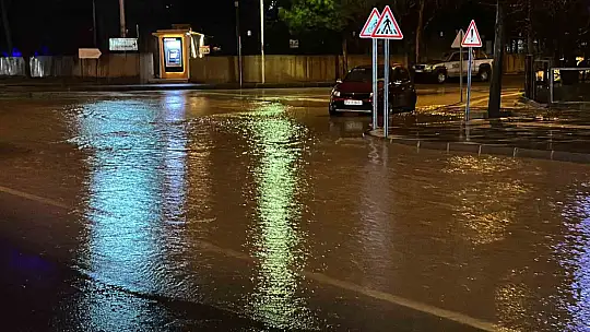 Elazığ'da sağanak yağışta yalın ayak yürüyüş