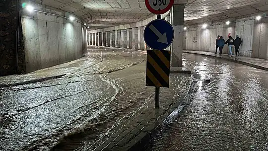 Elazığ'da sağanak yağışta yalın ayak yürüyüş