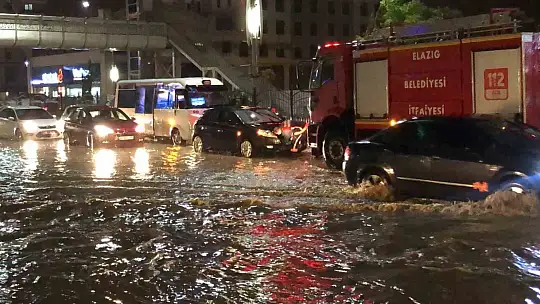 Elazığ'da sağanak yağışta yolda kalan araçları itfaiye kurtardı