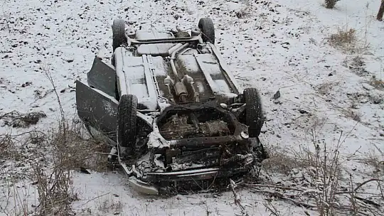 Elazığ'da şarampole yuvarlanan otomobil ters döndü: 4 yaralı
