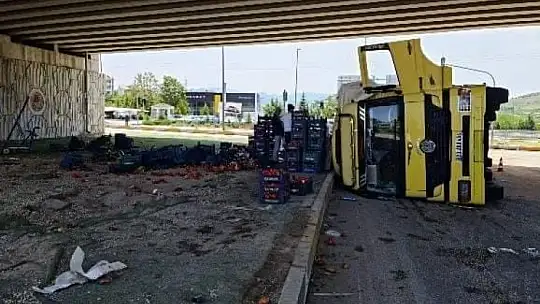Kekliktepe'de sebze yüklü kamyon devrildi