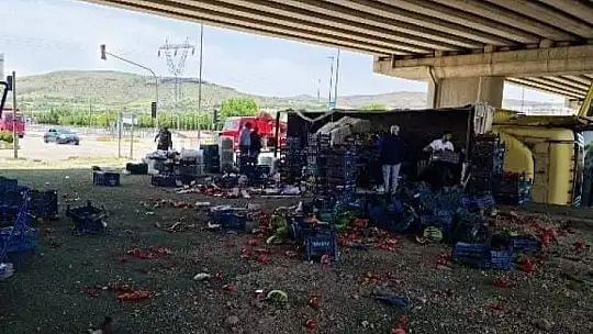 Kekliktepe'de sebze yüklü kamyon devrildi