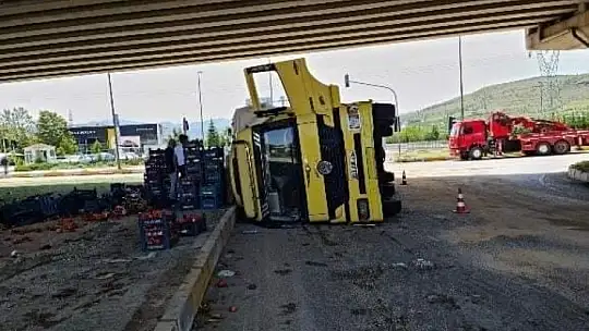Kekliktepe'de sebze yüklü kamyon devrildi