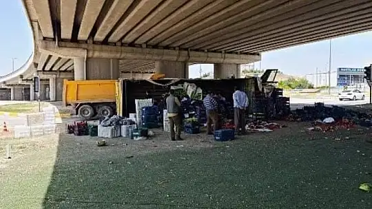 Kekliktepe'de sebze yüklü kamyon devrildi