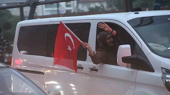 Elazığ'da seçim sonucu coşkuyla kutlandı