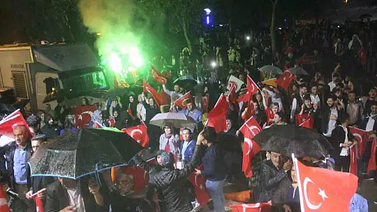 Elazığ'da seçim sonucu coşkuyla kutlandı