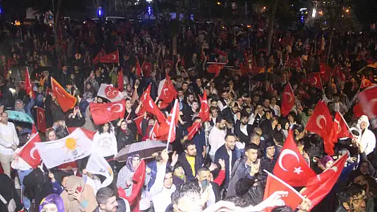 Elazığ'da seçim sonucu coşkuyla kutlandı