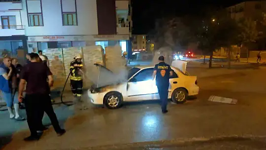 Elazığ'da seyir halindeki otomobil yandı
