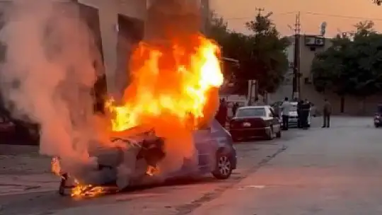Elazığ'da seyir halindeki otomobil alev topuna döndü