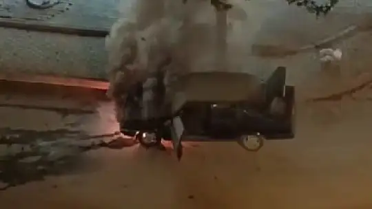Elazığ'da seyir halindeki otomobil alev aldı