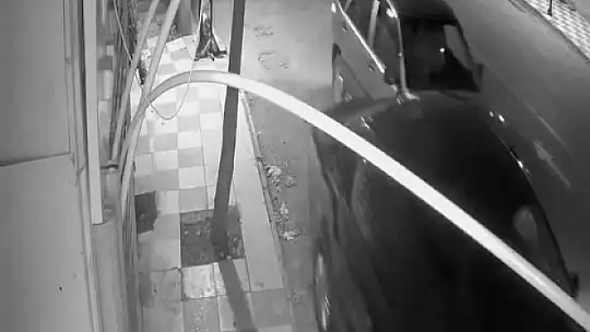 Elazığ'da seyir halindeki otomobil, park halindeki araca çarptı