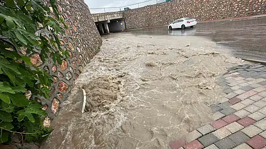Elazığ'da şiddetli yağış: Cadde ve alt geçitleri su bastı