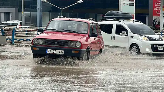 Elazığ'da şiddetli yağış: Cadde ve alt geçitleri su bastı