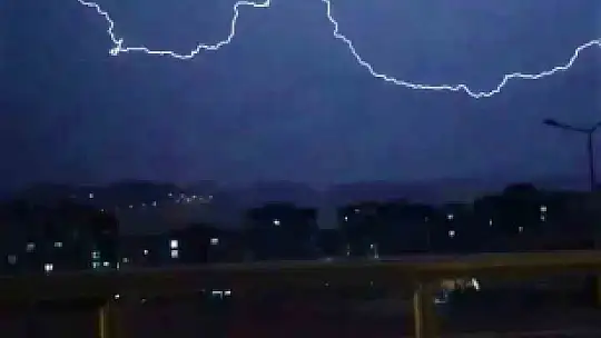 Elazığ'da şimşekler geceyi aydınlattı