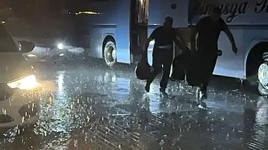 Elazığ'da şimşekler geceyi aydınlattı