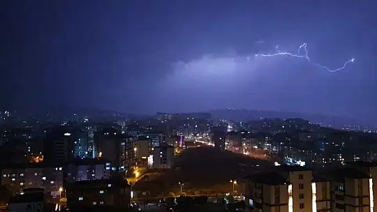 Elazığ'da şimşekler geceyi aydınlattı
