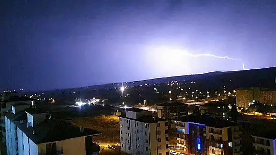 Elazığ'da şimşekler geceyi aydınlattı