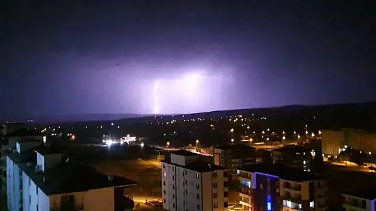 Elazığ'da şimşekler geceyi aydınlattı