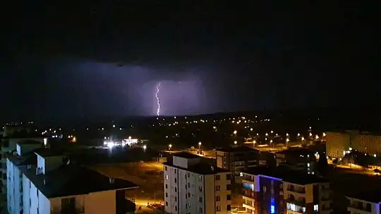 Elazığ'da şimşekler geceyi aydınlattı