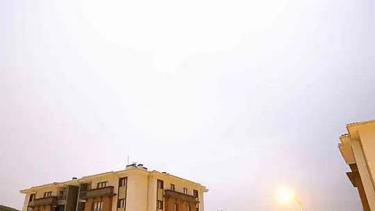 Elazığ'da şimşekler geceyi gündüze çevirdi