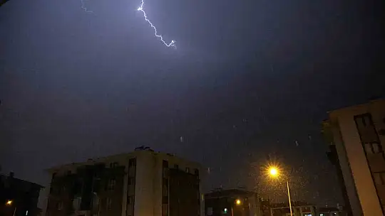 Elazığ'da şimşekler geceyi gündüze çevirdi