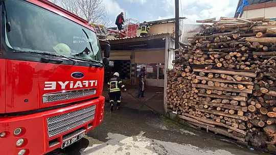 Elazığ'da soba, yangına neden oldu çatı katı kül oldu