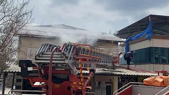 Elazığ'da soba, yangına neden oldu çatı katı kül oldu