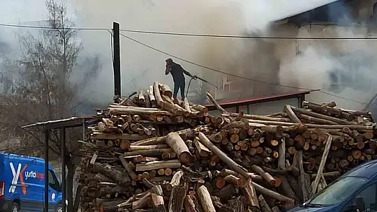 Elazığ'da soba, yangına neden oldu çatı katı kül oldu