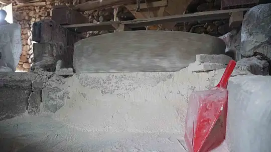 Elazığ'da su değirmeni, ilk günkü gibi buğday öğütmeye devam ediyor