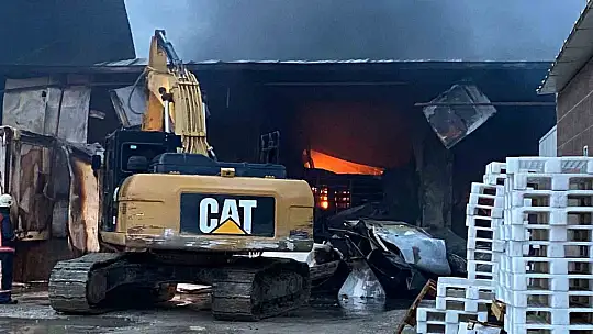 Elazığ'da tavuk fabrikası alev alev yandı