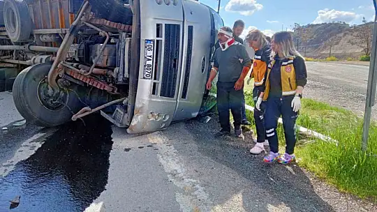 Elazığ'da tır devrildi: 2 yaralı