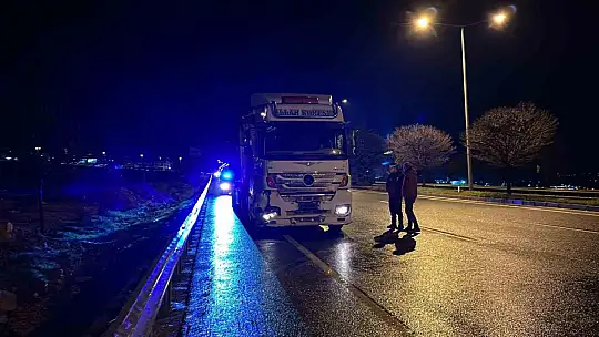 Elazığ'da tır ile otomobil çarpıştı: 1'i ağır 3 yaralı