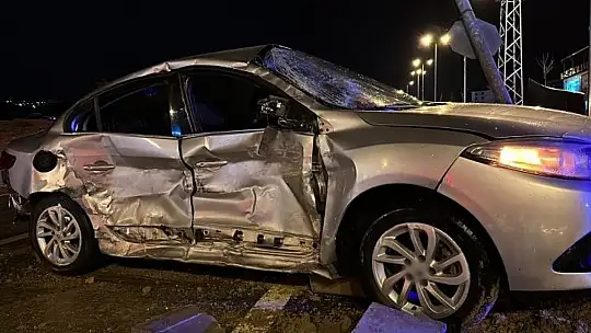 Elazığ'da tır ile otomobil çarpıştı: 1'i ağır 3 yaralı