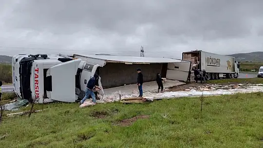Elazığ'da tır yan yattı: 1 yaralı
