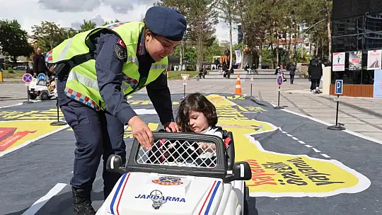 Elazığ'da Trafik Haftası etkinliklerinde çocuklar doyasıya eğlendi