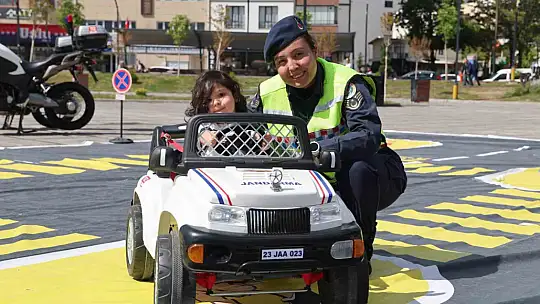 Elazığ'da Trafik Haftası etkinliklerinde çocuklar doyasıya eğlendi