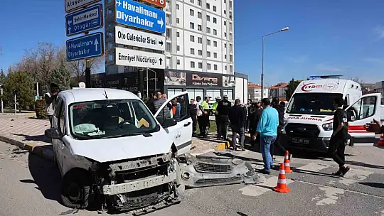 Elazığ'da trafik kazası: Önce araca ardından anne ve kızına çarptı