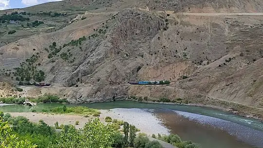 Elazığ'da trenin çarptığı işçiler ağır yaralandı