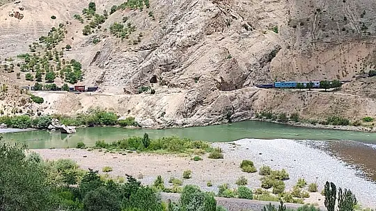 Elazığ'da trenin çarptığı işçiler ağır yaralandı
