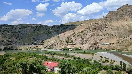 Elazığ'da trenin çarptığı işçiler ağır yaralandı