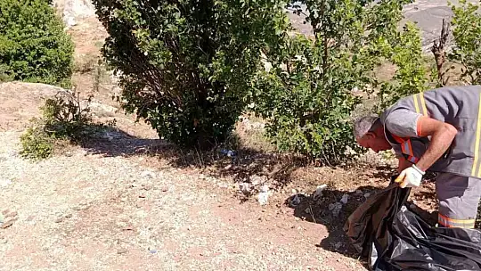 Elazığ'da turizm bölgesine atılan çöpler ekipler tarafından toplandı
