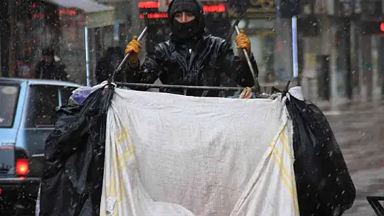 Elazığ'da uzun süredir beklenen kar yağışı başladı