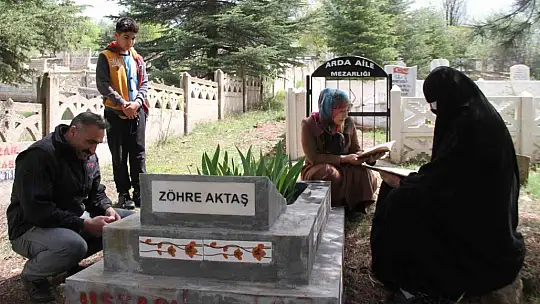 Elazığ'da vatandaşlar mezarlıklara akın etti