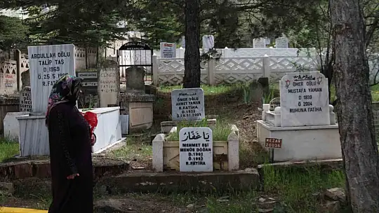 Elazığ'da vatandaşlar mezarlıklara akın etti