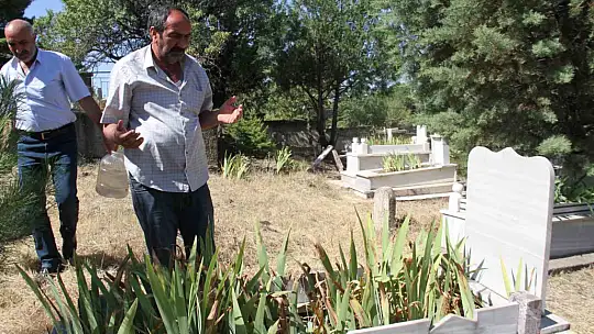 Elazığ'da vatandaşlar arife günü mezarlıklara akın etti