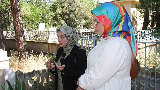 Elazığ'da vatandaşlar arife günü mezarlıklara akın etti