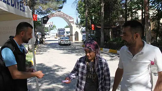 Elazığ'da vatandaşlar arife günü mezarlıklara akın etti