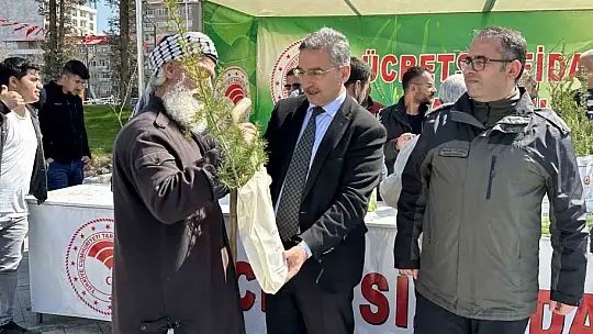 Elazığ'da vatandaşlara 6 bin adet ücretsiz fidan dağıtıldı