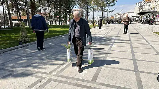Elazığ'da vatandaşlara 6 bin adet ücretsiz fidan dağıtıldı