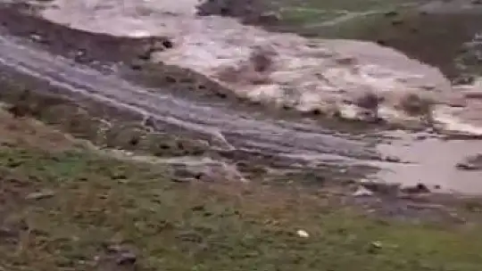 Elazığ'da yağış sonrası dereler taştı, sel nedeniyle yol çöktü